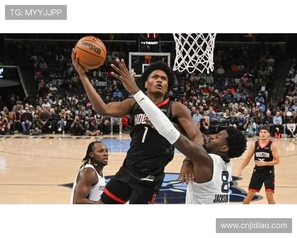 谢泼德抢断后发动反击 阿门轻松得分火箭领先优势扩大至10分